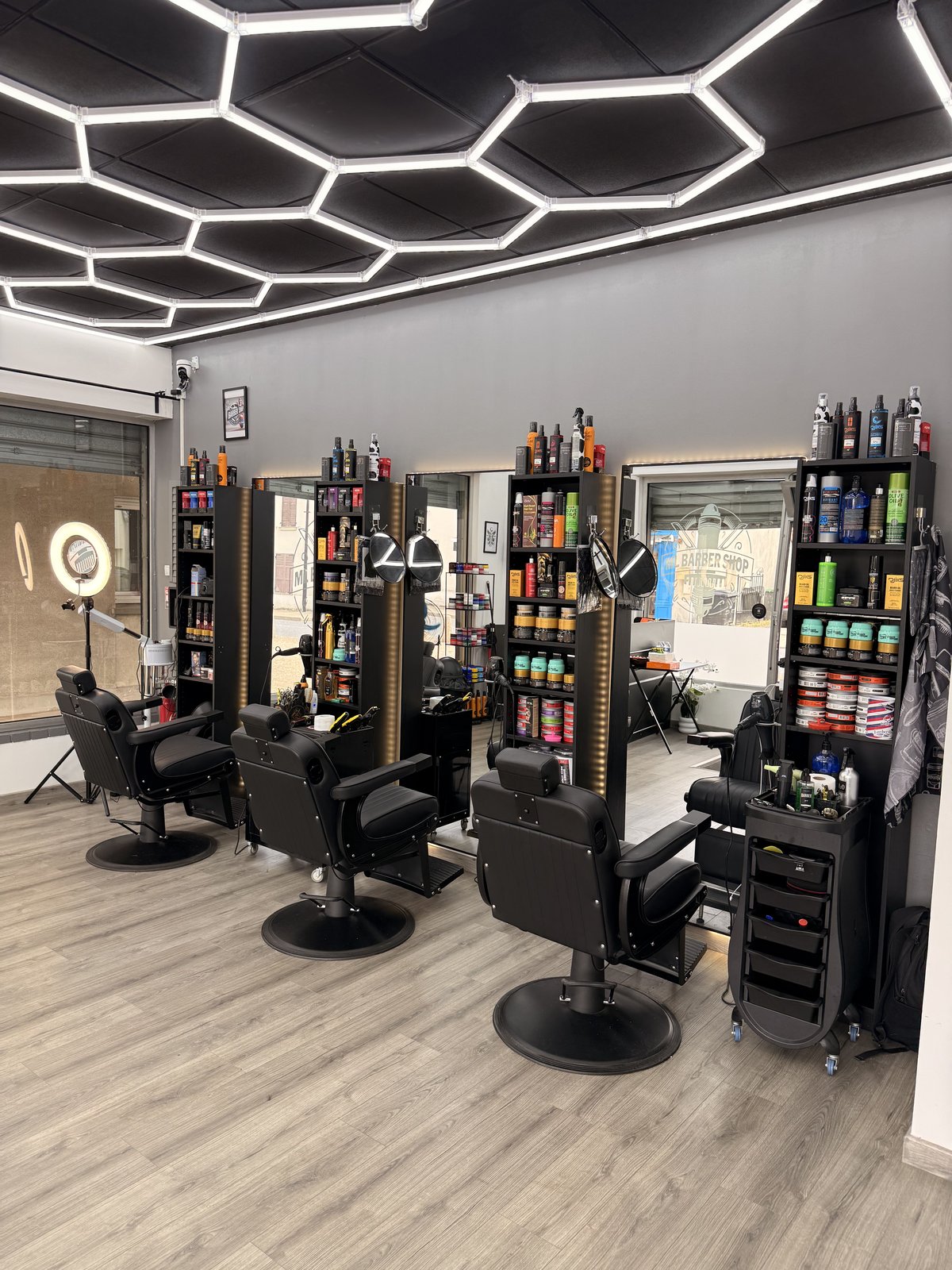 Salon Zizou Barbershop — postes de coiffage